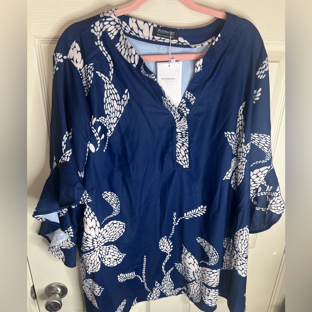 BloomChic Women's Navy and White Floral Tunic size 22/24